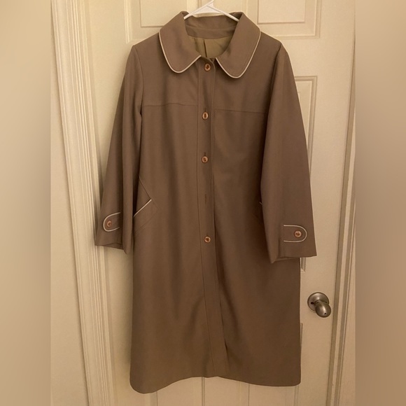 Classy Long Women’s Coat. Like new, Size 15/16 - Picture 2 of 3